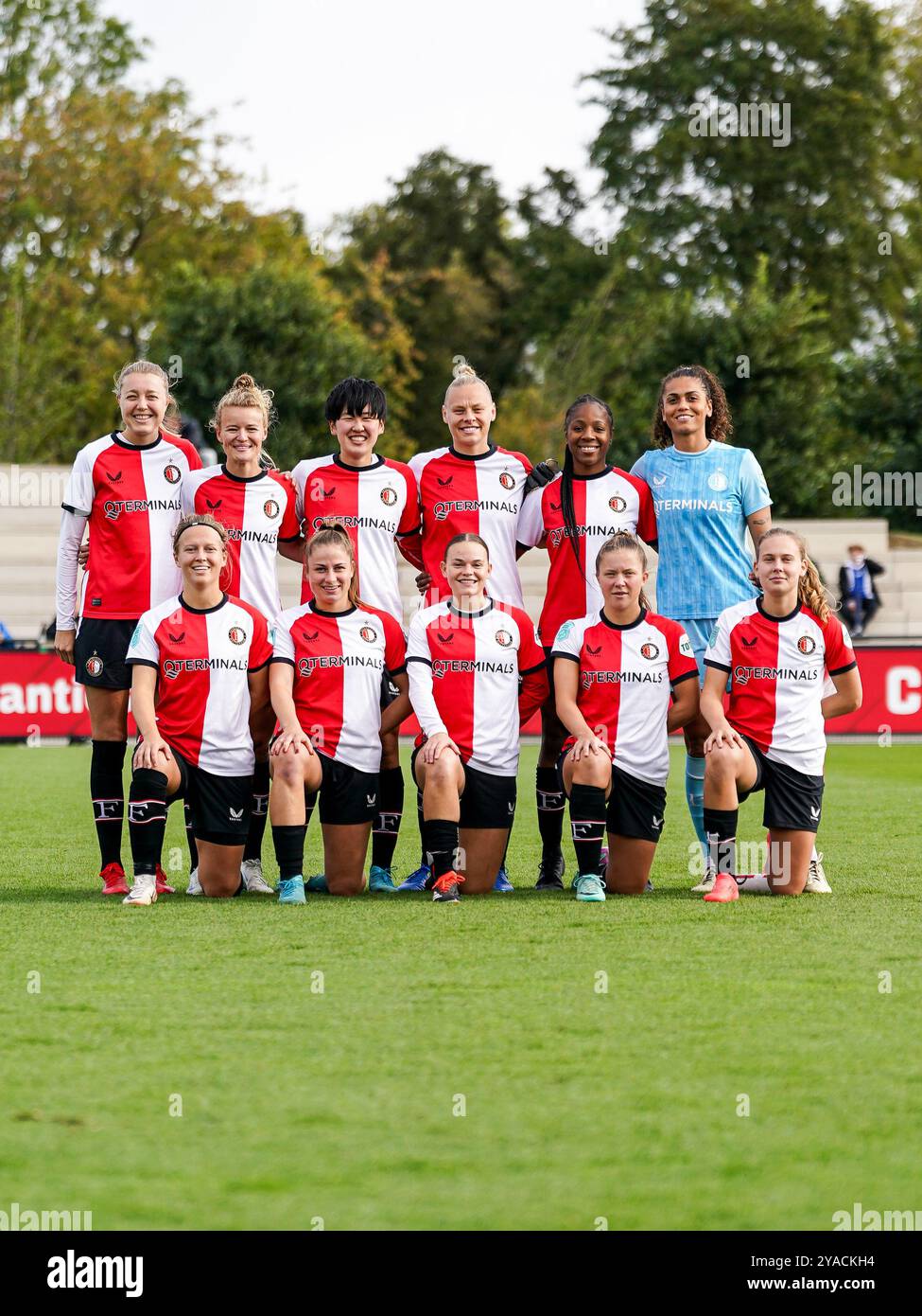 Rotterdam, Paesi Bassi. 13 ottobre 2024. Rotterdam - giocatori del Feyenoord V1 durante il terzo turno dell'Azerion Vrouwen Eredivisie nella stagione 2024/2025. La partita è ambientata tra il Feyenoord V1 e il FC Utrecht V1 a Varkenoord il 13 ottobre 2024 a Rotterdam, nei Paesi Bassi. Credito: Foto Box to Box/Alamy Live News Foto Stock