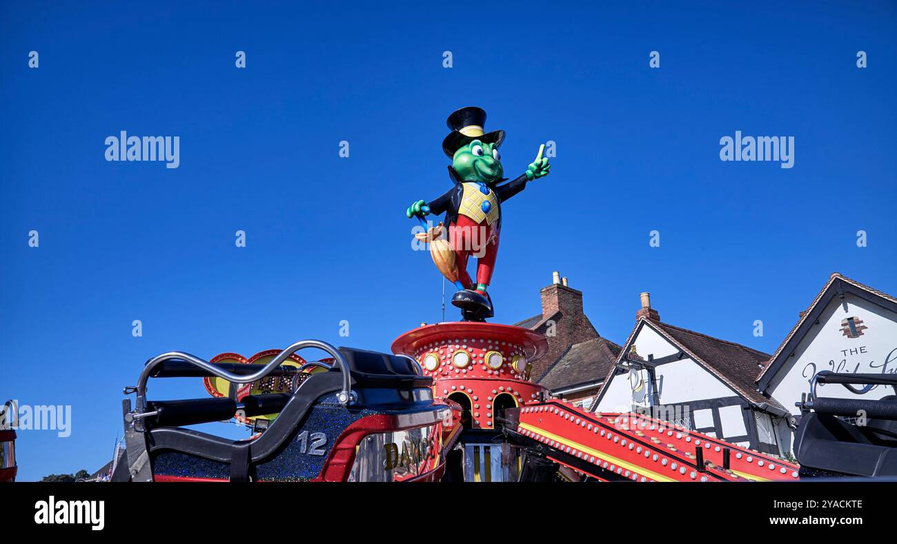 Giro in fiera con il personaggio Disney Jiminy Cricket Inghilterra Regno Unito Foto Stock