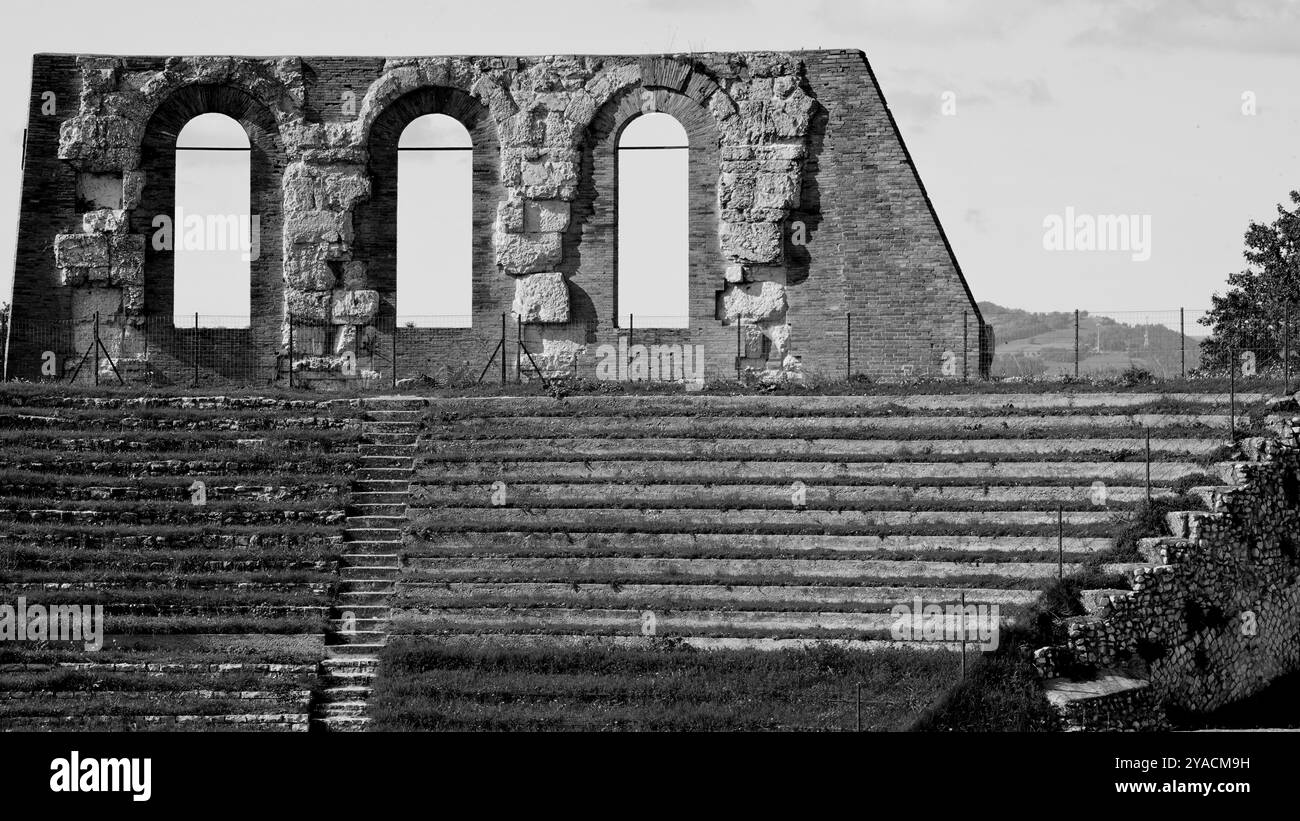 Il teatro si trova nel comune di Gubbio, nell'area archeologica di ​​Guastuglia, corrispondente al grande quartiere tardo-repubblicano Foto Stock