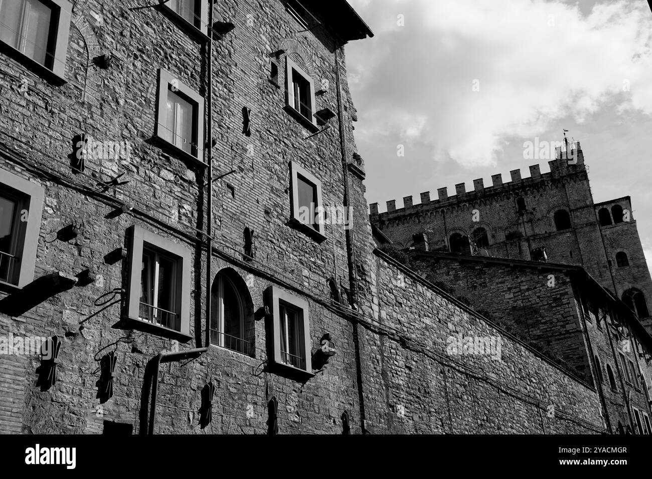 La disposizione medievale perfettamente conservata del villaggio di Gubbio, Umbria, Italia Foto Stock La disposizione medievale perfettamente conservata del villaggio di Gubbio, Umbria, Italia Foto Stock