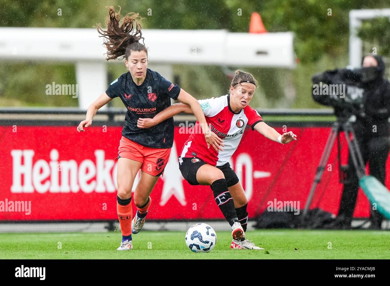 Rotterdam, Paesi Bassi. 13 ottobre 2024. Rotterdam - Sanne Koopman del Feyenoord V1 durante il terzo round dell'Azerion Vrouwen Eredivisie nella stagione 2024/2025. La partita è ambientata tra il Feyenoord V1 e il FC Utrecht V1 a Varkenoord il 13 ottobre 2024 a Rotterdam, nei Paesi Bassi. Credito: Foto Box to Box/Alamy Live News Foto Stock