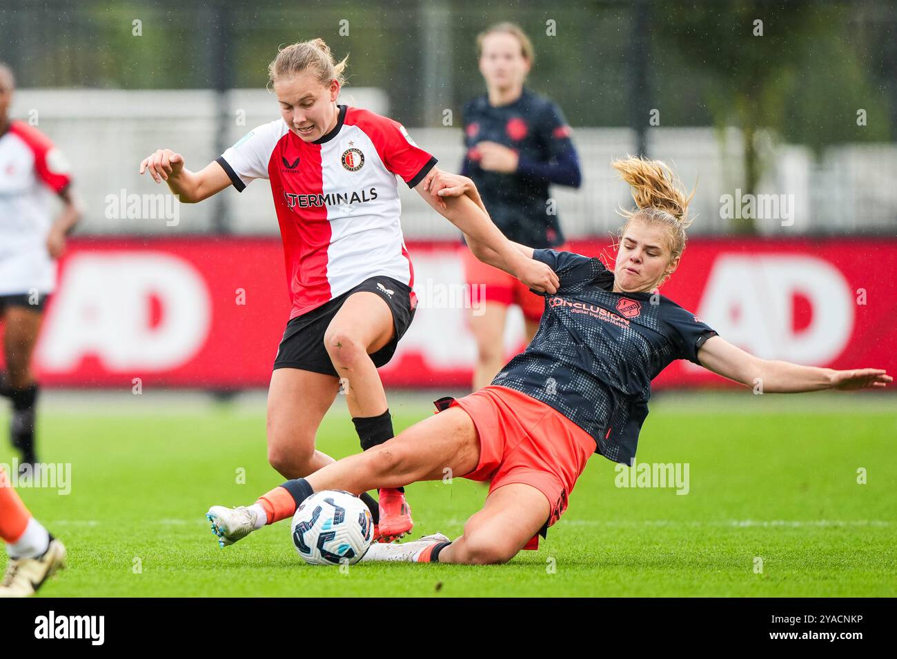 Rotterdam, Paesi Bassi. 13 ottobre 2024. Rotterdam - Jarne Teulings del Feyenoord V1 durante il terzo round dell'Azerion Vrouwen Eredivisie nella stagione 2024/2025. La partita è ambientata tra il Feyenoord V1 e il FC Utrecht V1 a Varkenoord il 13 ottobre 2024 a Rotterdam, nei Paesi Bassi. Credito: Foto Box to Box/Alamy Live News Foto Stock