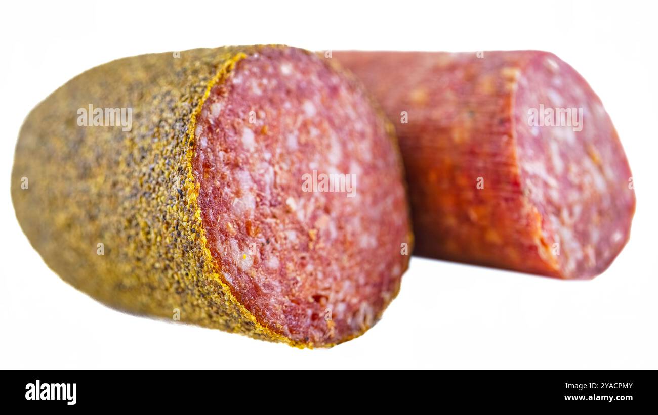 Due pezzi di salsiccia di salame isolati su sfondo bianco. Foto Stock
