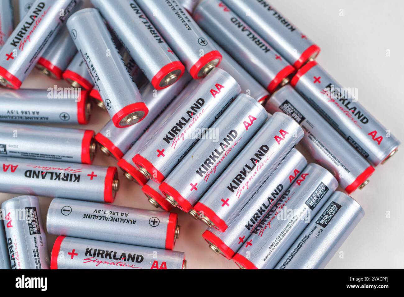 Un gruppo di batterie AA Kirkland Signature. Foto Stock
