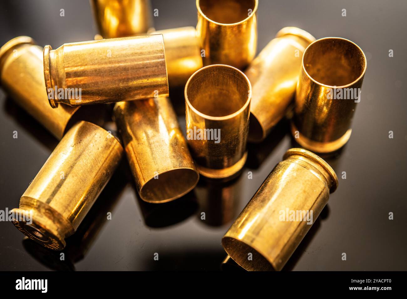 Primo piano dettagliato di involucri in ottone esaurito che mostrano l'arte dello sport di tiro, la cultura delle armi da fuoco, il design delle munizioni e il fotogr riflettente Foto Stock