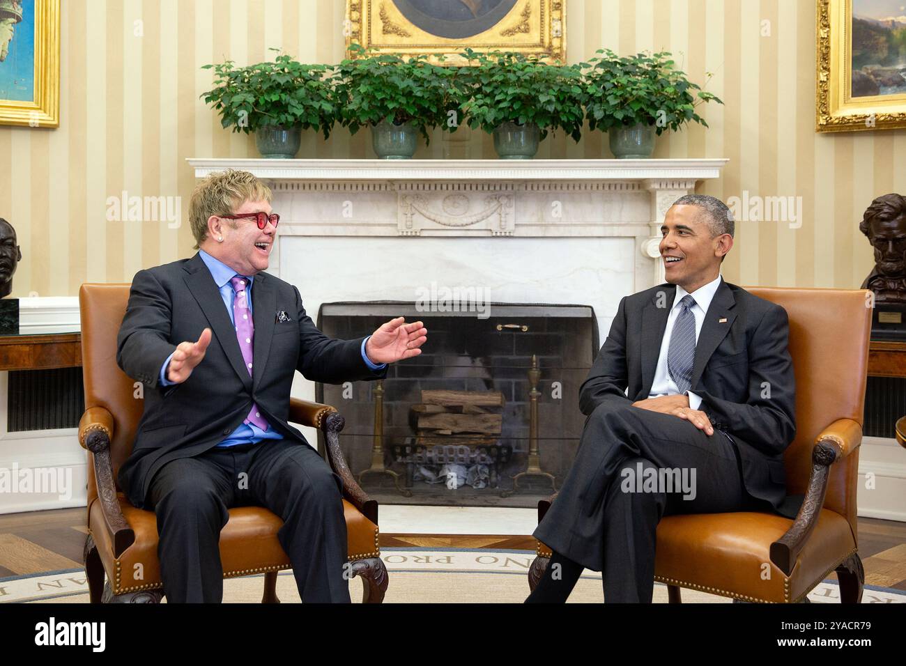 Il presidente Barack Obama incontra Elton John e il suo coniuge David Furniture durante un drop-by presso l'Ufficio ovale, 6 maggio 2015 - foto di White House Foto Stock