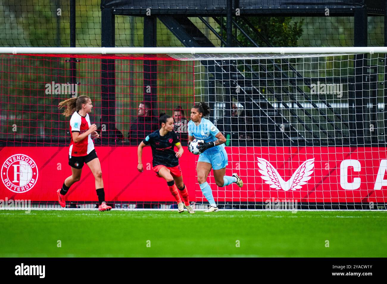 Rotterdam - Jacintha Weimar del Feyenoord Rotterdam durante il terzo round dell'Azerion Vrouwen Eredivisie nella stagione 2024/2025. La partita è ambientata tra il Feyenoord V1 e il FC Utrecht V1 al Nieuw Varkenoord il 13 ottobre 2024 a Rotterdam, nei Paesi Bassi. (VK Sportphoto/Danny de Groot) credito: Yannick Verhoeven/Alamy Live News Foto Stock