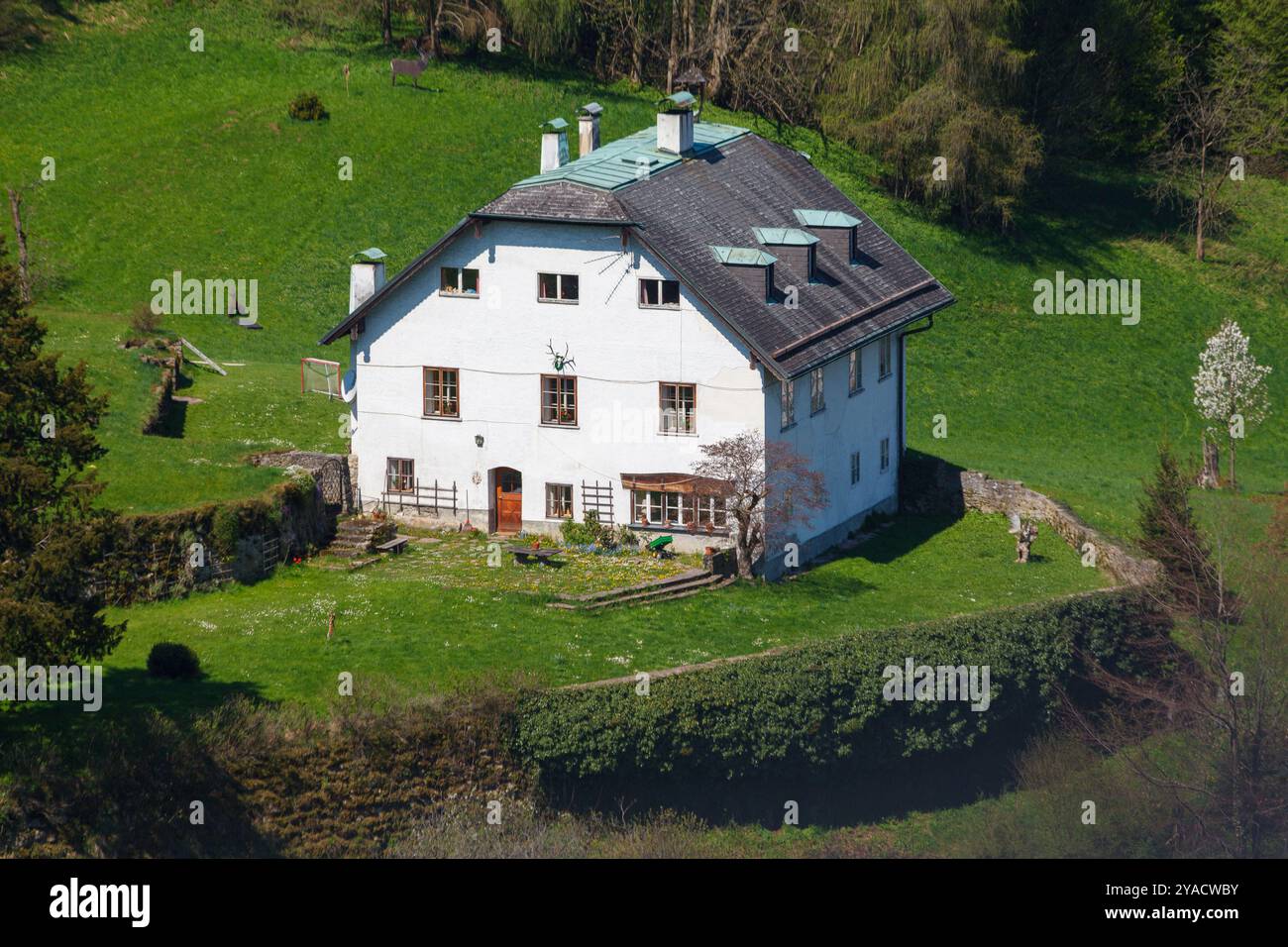 Tipica casa austriaca del Tirolo a Salisburgo, Austria, al confine con la Germania Foto Stock