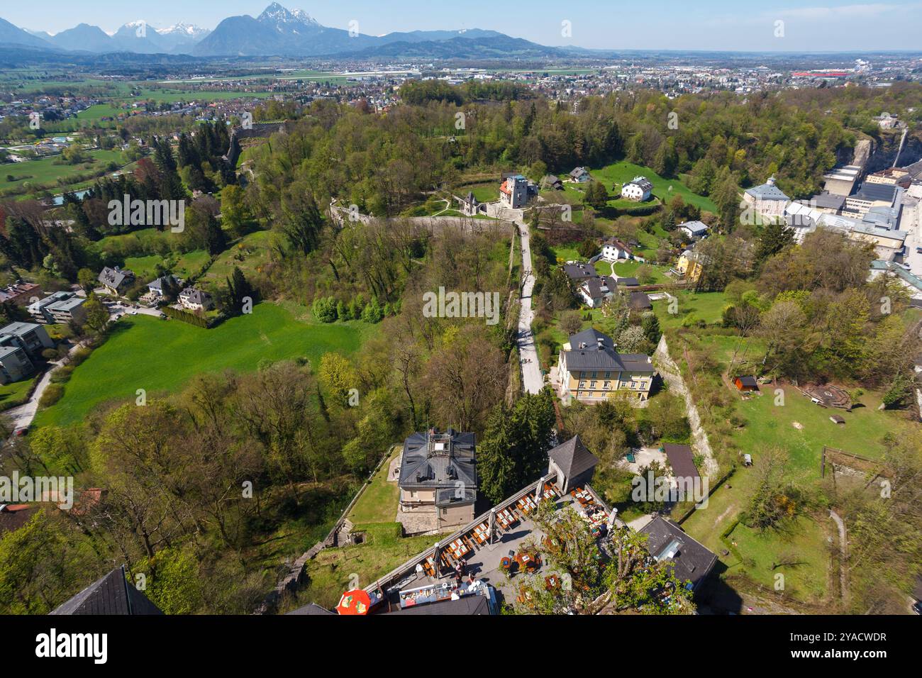 Salisburgo è una città austriaca con edifici barocchi e medievali al confine con la Germania, con vista sulle Alpi orientali. Foto Stock