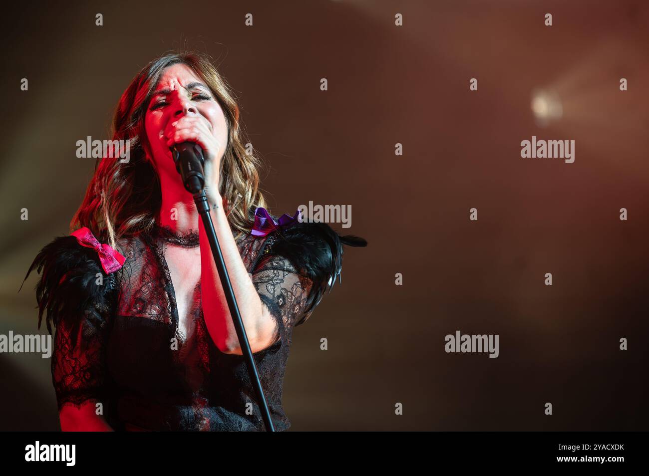 La Oreja de Van Gogh en su último concierto con Leire Martinez como vocalista, en Zaragoza el 7 de octubre de 2024. Foto Stock