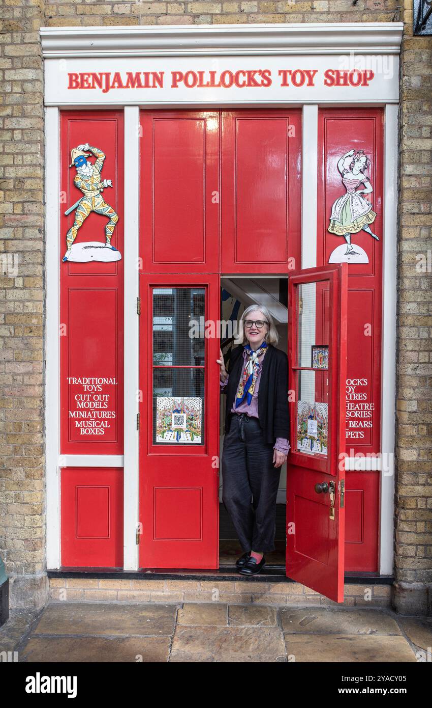 Louise ha sentito la proprietaria del Benjamin Pollocks Toy Shop al Covent Garden Market, Londra, Regno Unito Foto Stock