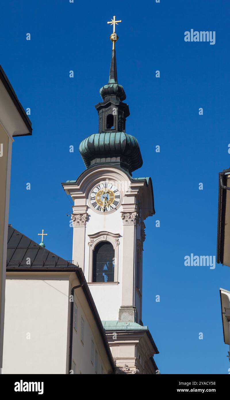 La torre dell'orologio della chiesa di San Sebastiano nel centro di Salisburgo, Austria Foto Stock