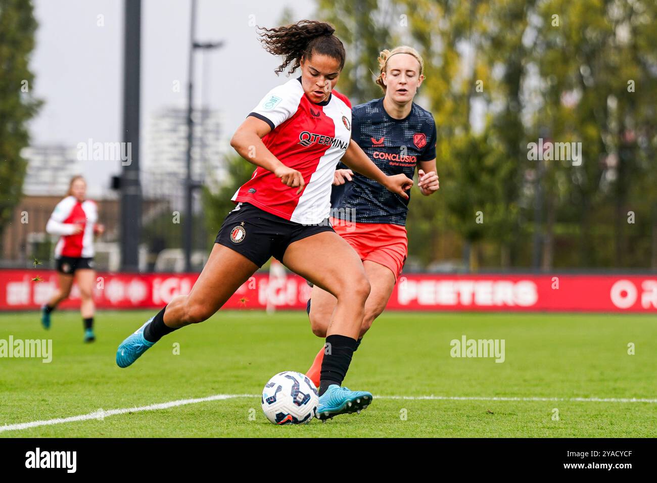 Rotterdam, Paesi Bassi. 13 ottobre 2024. Rotterdam - Jada Conijnenberg del Feyenoord V1 durante il terzo round dell'Azerion Vrouwen Eredivisie nella stagione 2024/2025. La partita è ambientata tra il Feyenoord V1 e il FC Utrecht V1 a Varkenoord il 13 ottobre 2024 a Rotterdam, nei Paesi Bassi. Credito: Foto Box to Box/Alamy Live News Foto Stock