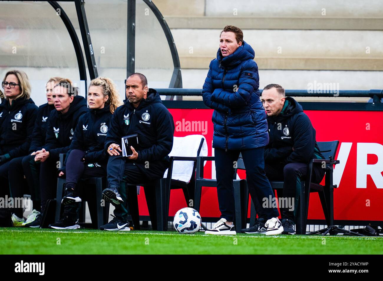 Rotterdam - Coach Jessica Torny del Feyenoord Rotterdam durante il terzo round dell'Azerion Vrouwen Eredivisie nella stagione 2024/2025. La partita è ambientata tra il Feyenoord V1 e il FC Utrecht V1 al Nieuw Varkenoord il 13 ottobre 2024 a Rotterdam, nei Paesi Bassi. (VK Sportphoto/Danny de Groot) Foto Stock