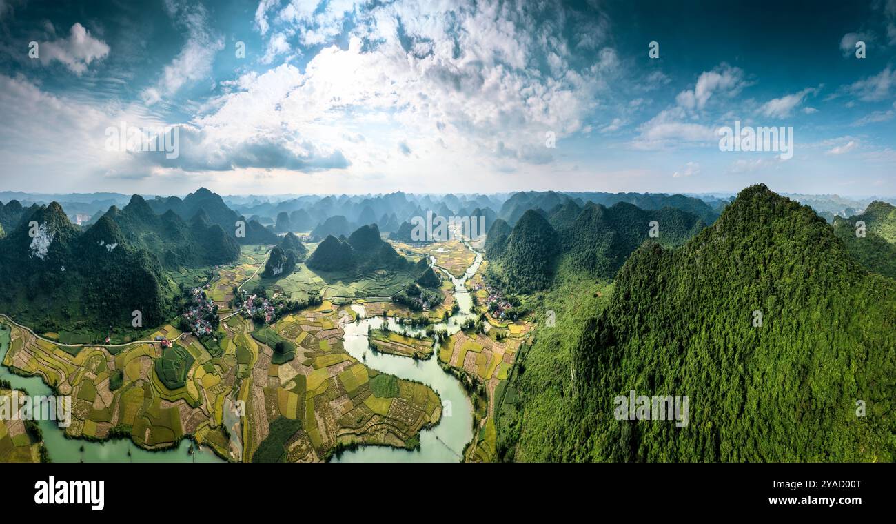 Vista panoramica della valle di Phong Nam con risaie e fiume che scorre attraverso il villaggio tradizionale nella campagna di Cao Bang, Vietnam Foto Stock