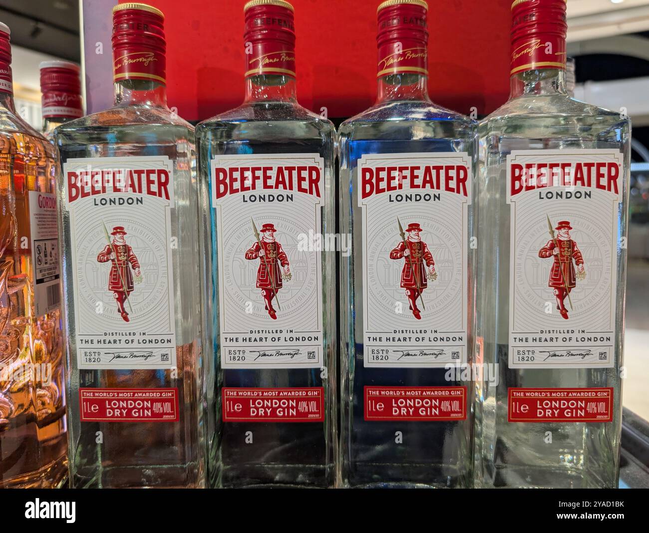 bottiglie di gin beefeater in un negozio Foto Stock