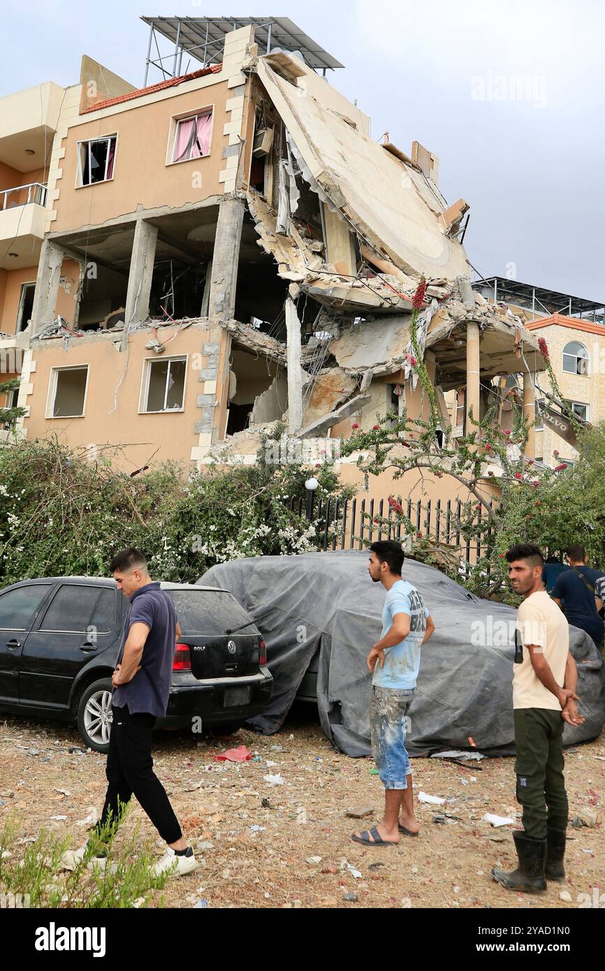 Barja, Libano. 12 ottobre 2024. Questa foto mostra un edificio danneggiato in seguito agli attacchi aerei israeliani a Barja, Libano, il 12 ottobre 2024. Secondo la National News Agency (NNA), un attacco aereo israeliano ha preso di mira un edificio residenziale di tre piani nella città di Barja nel distretto di Chouf nel Monte Libano, uccidendo quattro persone, ferendone altre 14 e distruggendo l'edificio causando gravi danni agli edifici vicini. Crediti: Ali Hashisho/Xinhua/Alamy Live News Foto Stock