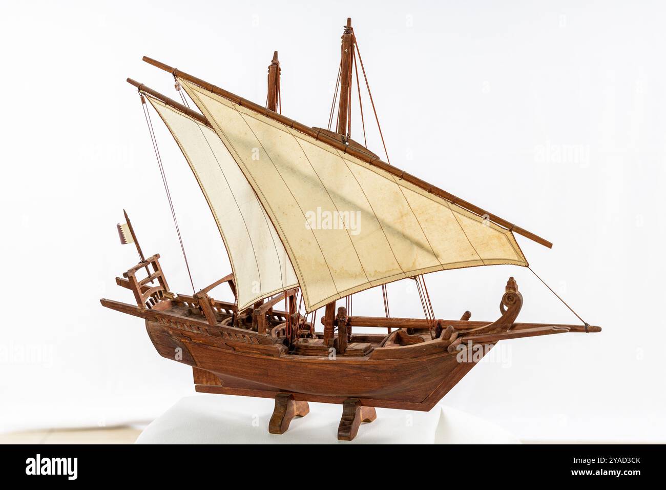 Miniatura di un'antica nave araba isolata su sfondo bianco Foto Stock