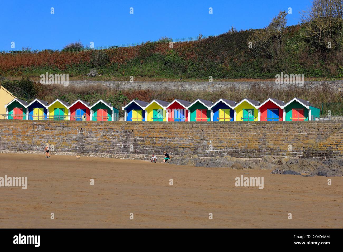 Colorate capanne sulla spiaggia di Barry Island, Galles del Sud, Regno Unito. Presa ottobre 2024. Foto Stock