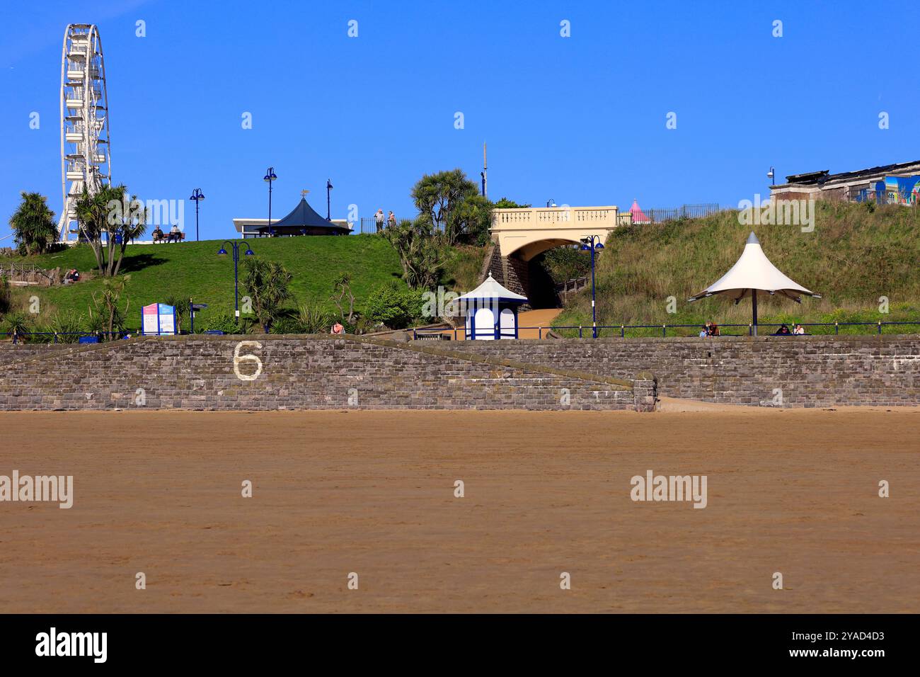 Ponte che conduce alla spiaggia di Barry Island, Galles del Sud, Regno Unito. Presa ottobre 2024. Foto Stock