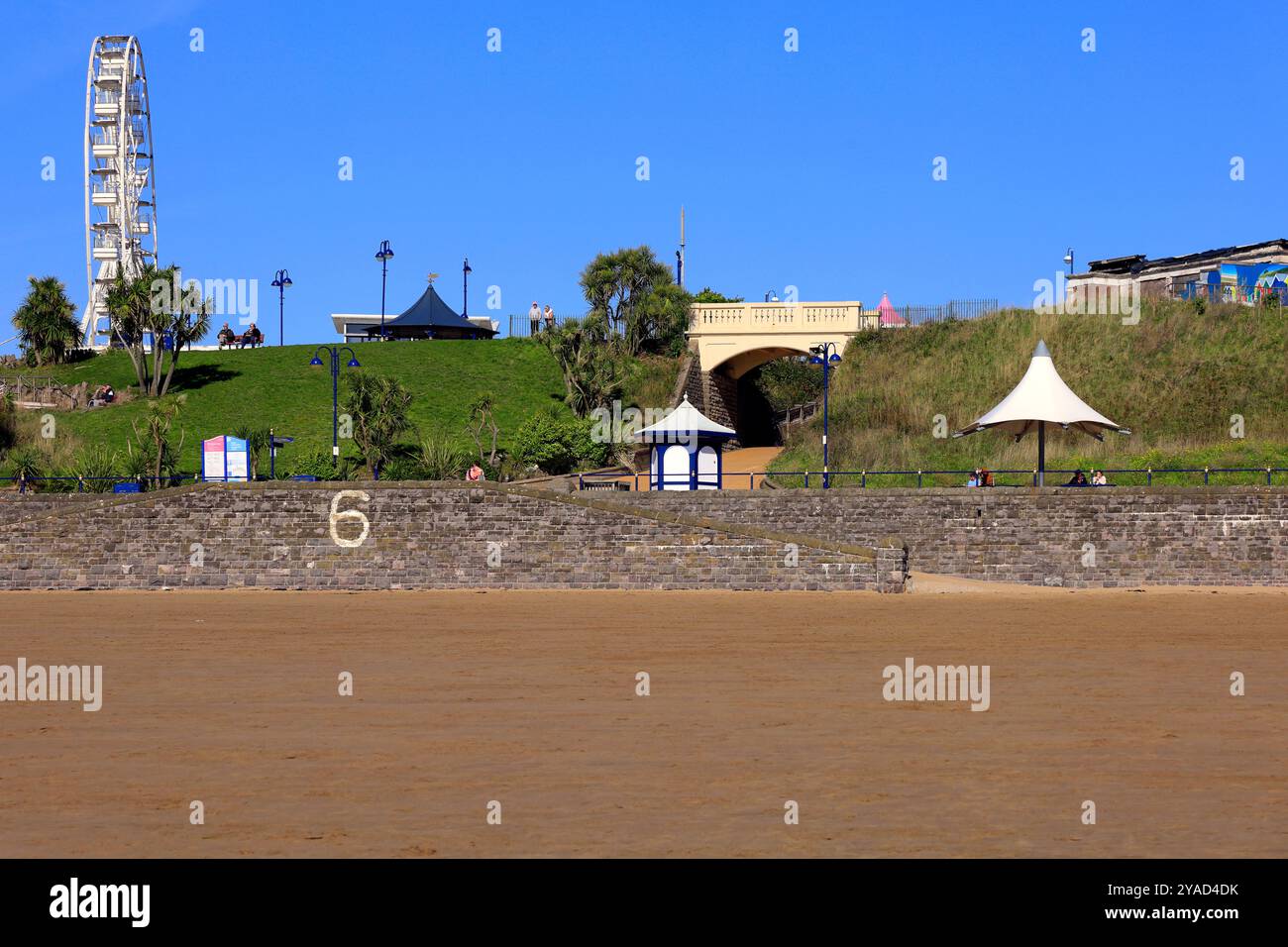 Ponte che conduce alla spiaggia di Barry Island, Galles del Sud, Regno Unito. Presa ottobre 2024. Foto Stock