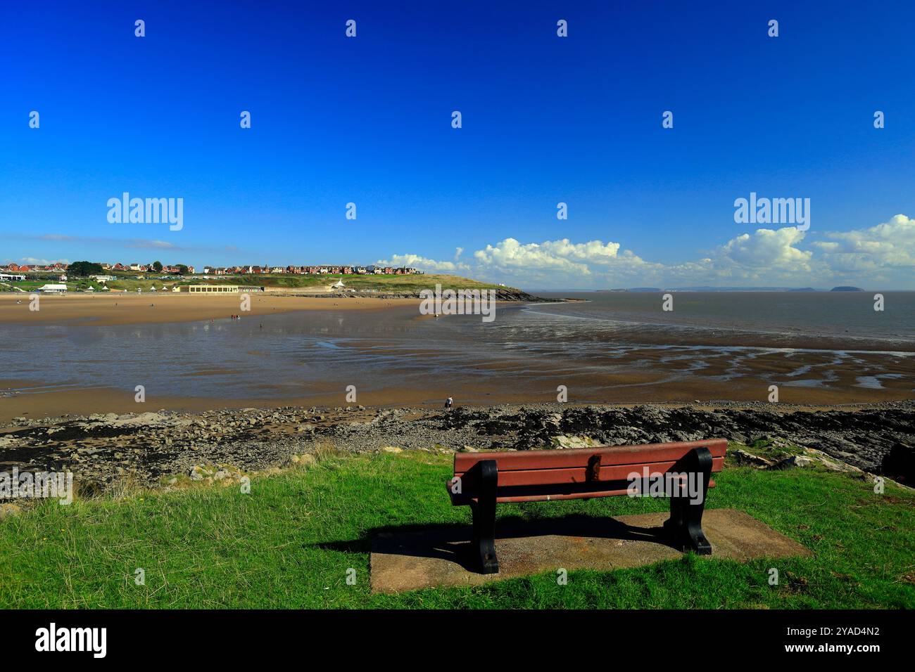 Panca vuota che guarda oltre il beah a Whitmore Bay, Barry Island, Galles del Sud, Regno Unito. Presa ottobre 2024. Foto Stock