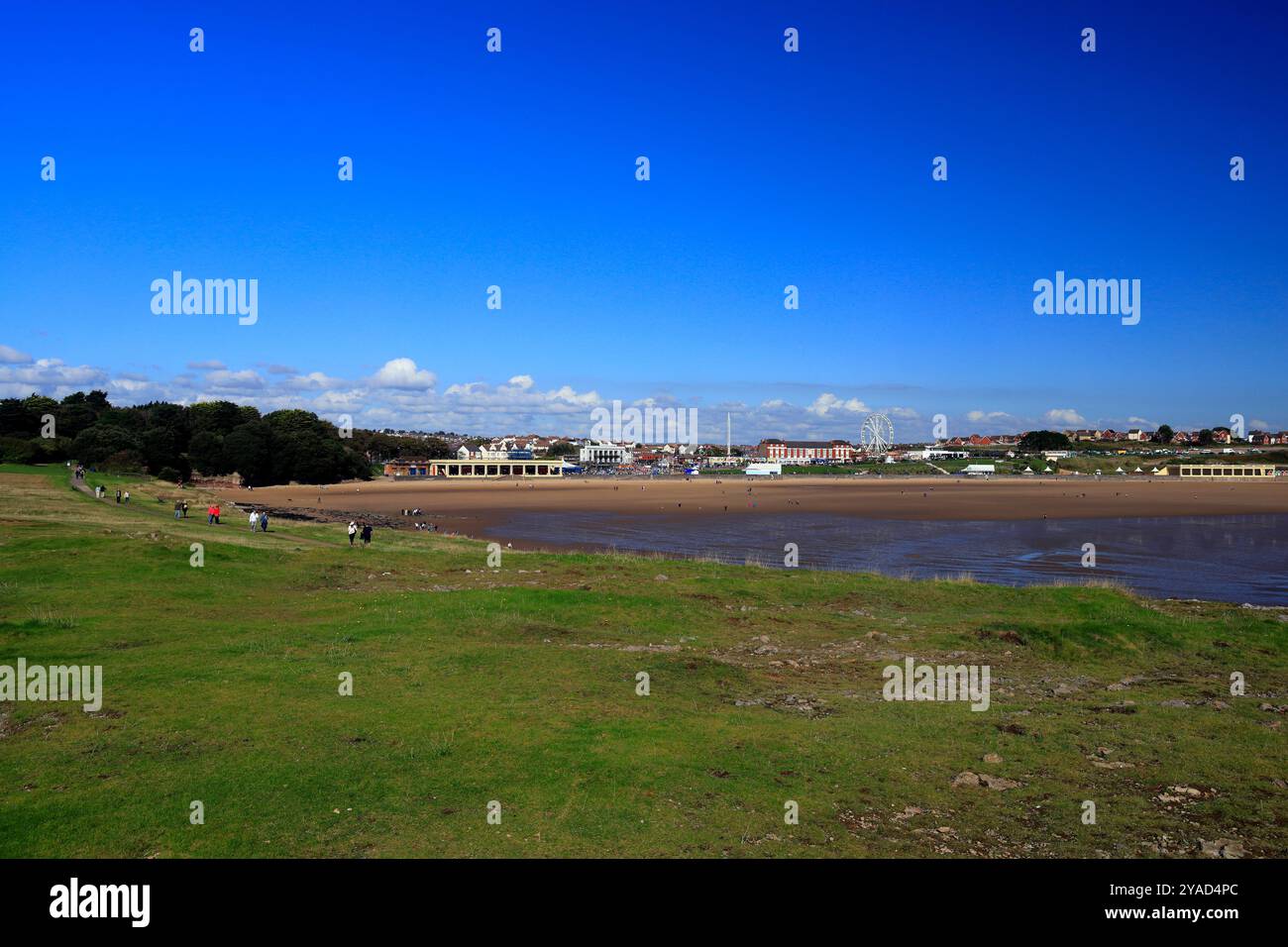 Whitmore Bay, spiaggia e padiglione dal promontorio di Barry Island, Galles del Sud, Regno Unito. Presa ottobre 2024. Foto Stock