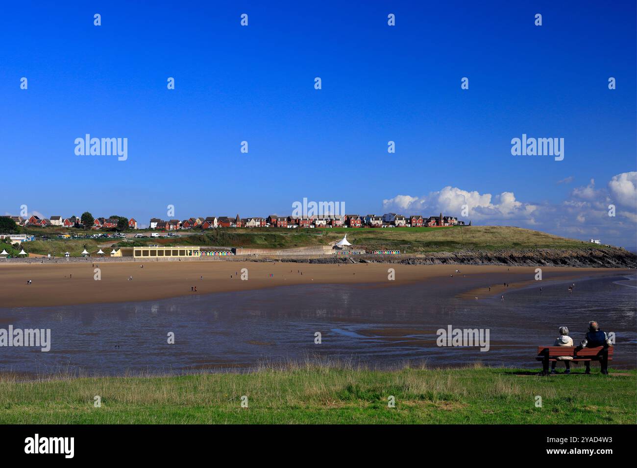 Le coppie più anziane potranno ammirare la vista di Whitmore Bay dal promontorio di Barry Island, Galles del Sud, Regno Unito. Presa ottobre 2024. Foto Stock