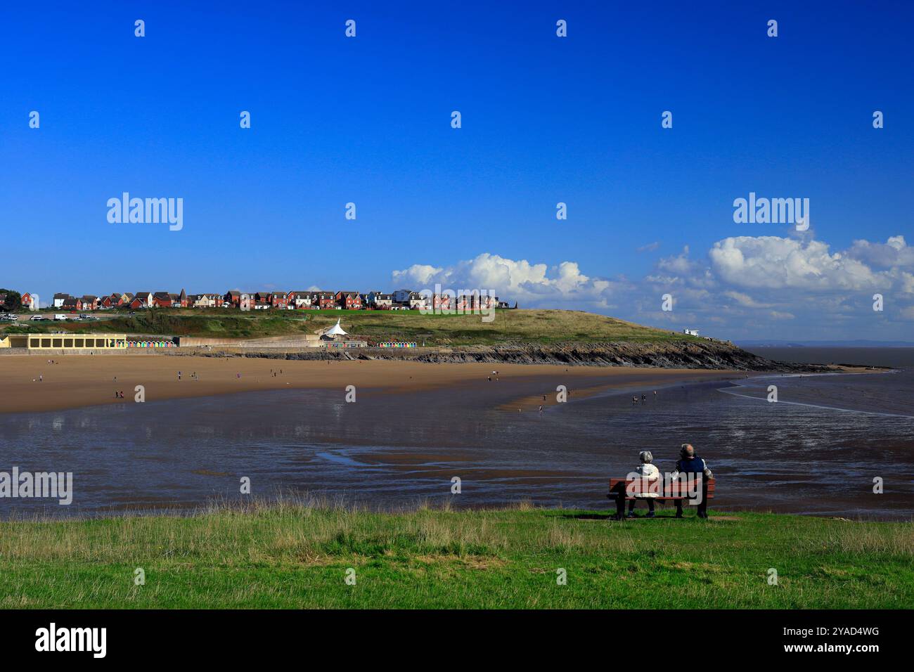 Le coppie più anziane potranno ammirare la vista di Whitmore Bay dal promontorio di Barry Island, Galles del Sud, Regno Unito. Presa ottobre 2024. Foto Stock