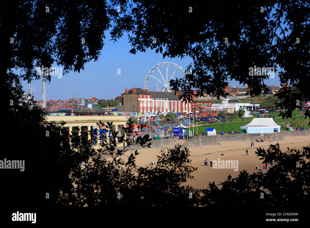 Vista di Barry Island incorniciata da alberi, Galles del Sud, Regno Unito. Presa ottobre 2024. Foto Stock