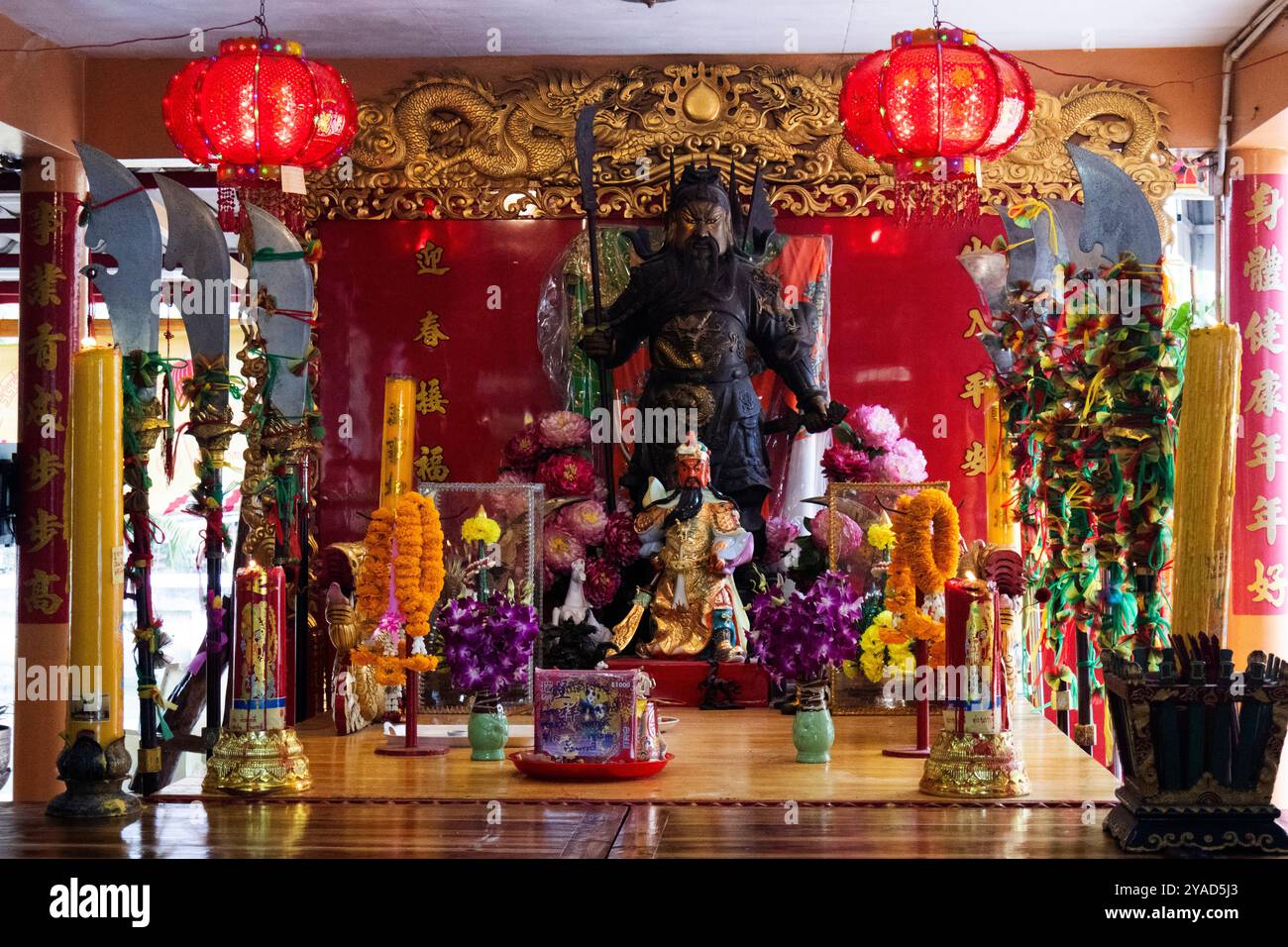 L'antico Santuario Chao Por Guan Yu e l'antico tempio cinese dell'almshouse per i thailandesi viaggiano visitano la preghiera di rispetto benedizione sacra angelo della divinità a Ban Pha Foto Stock