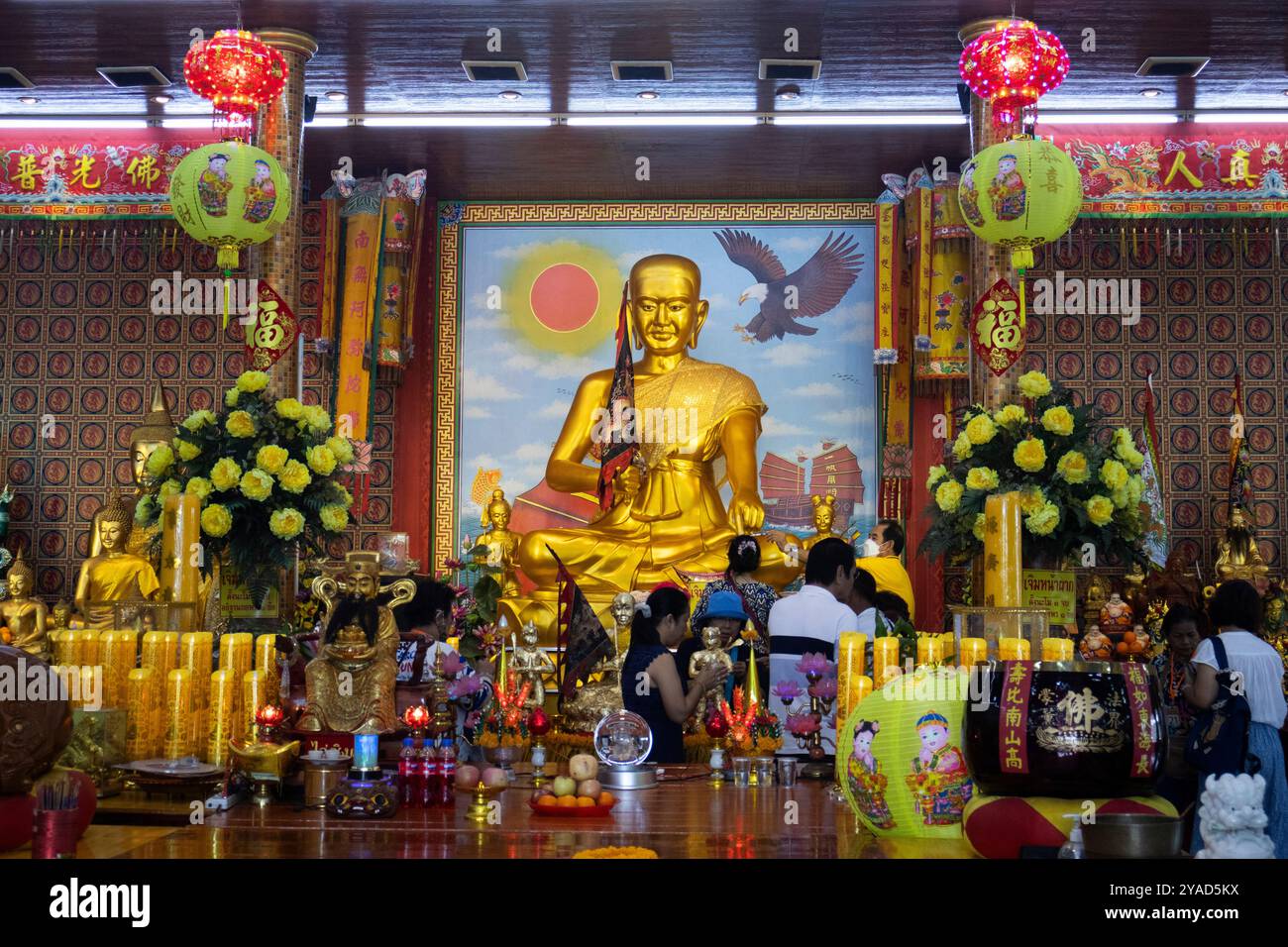 L'antico Santuario di Chao Por Samret e l'antico tempio cinese dell'almshouse per i thailandesi viaggiano visitano l'angelo del rispetto pregando benedizione sacra della divinità a Ban Phae Foto Stock