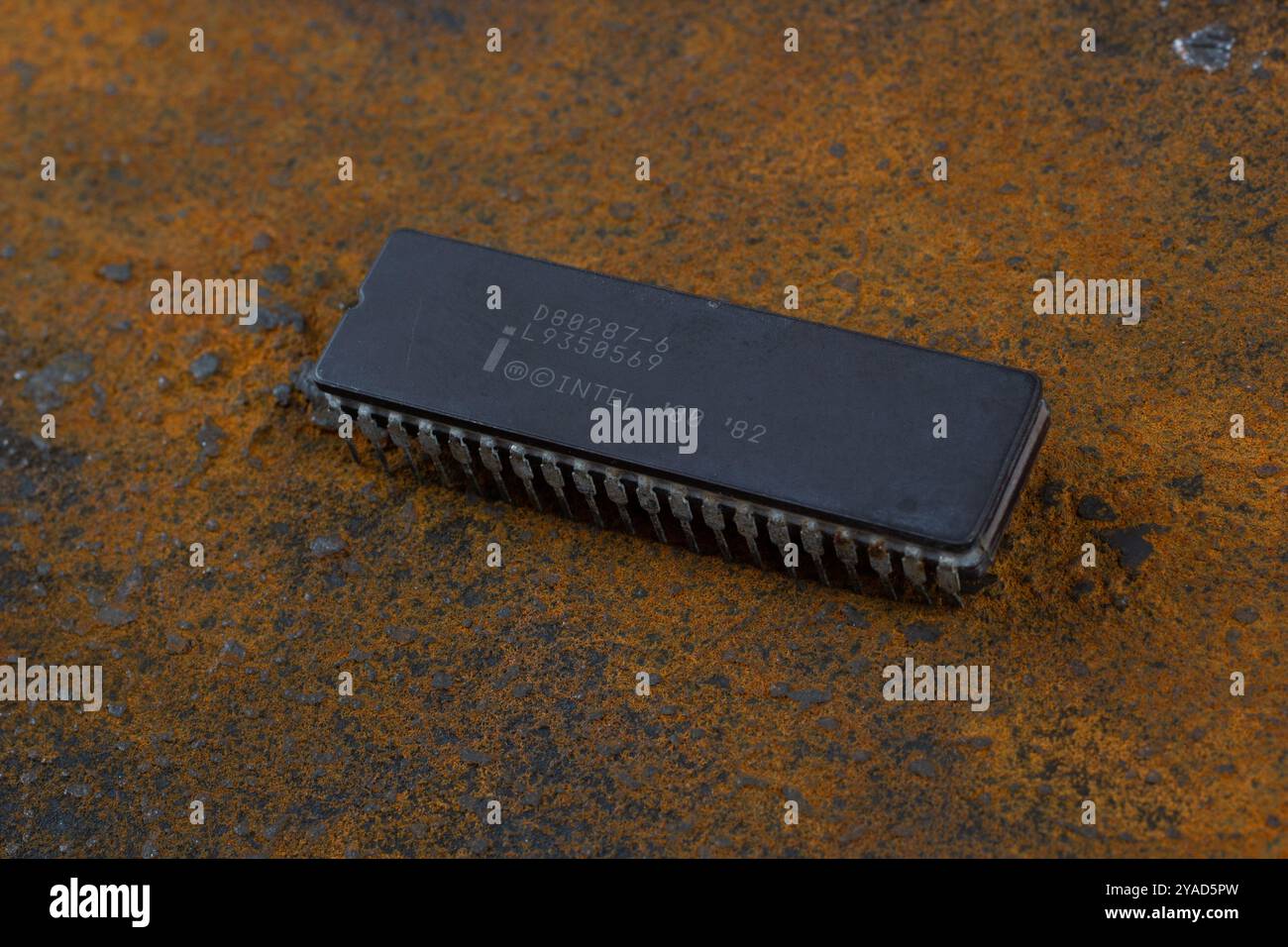 KIEV, UCRAINA - 2 agosto 2023. Unità coprocessore Intel 287 a virgola mobile su sfondo arrugginito. Foto Stock