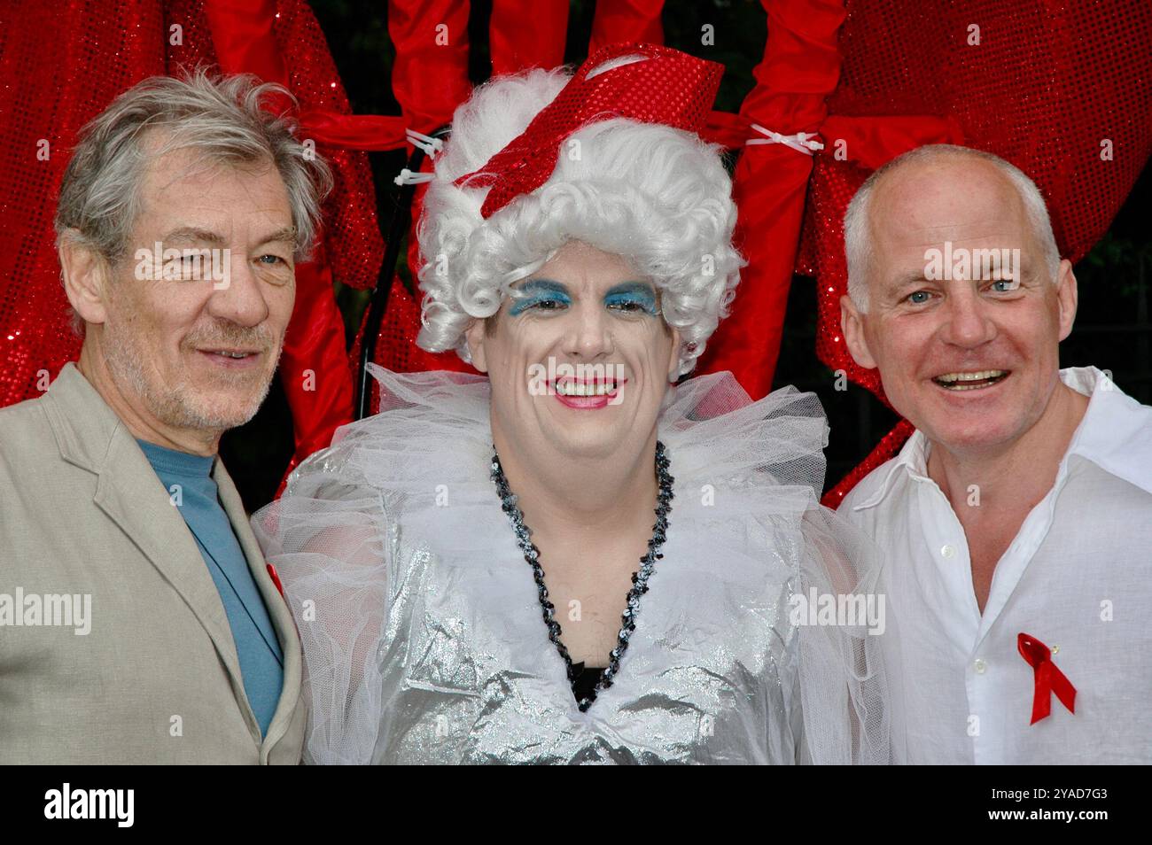 Ian McKellen, Michael Cashman con Drag Queen, Gay Pride, Londra, Regno Unito Foto Stock