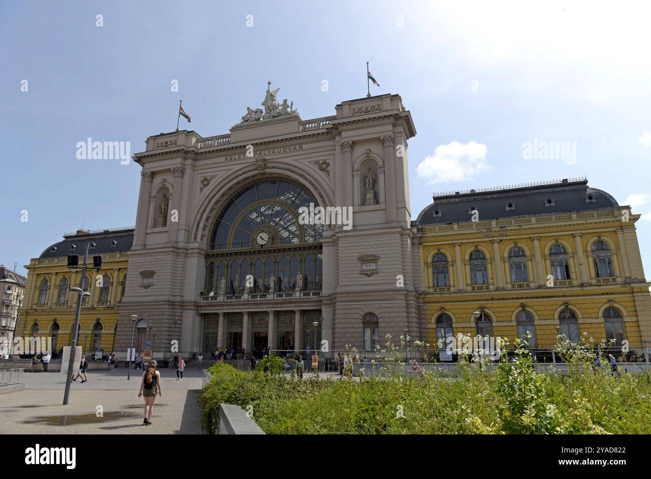 Passeggeri in arrivo all'ingresso principale della stazione ferroviaria Keleti, Budapest, Ungheria, giugno 2024 Foto Stock