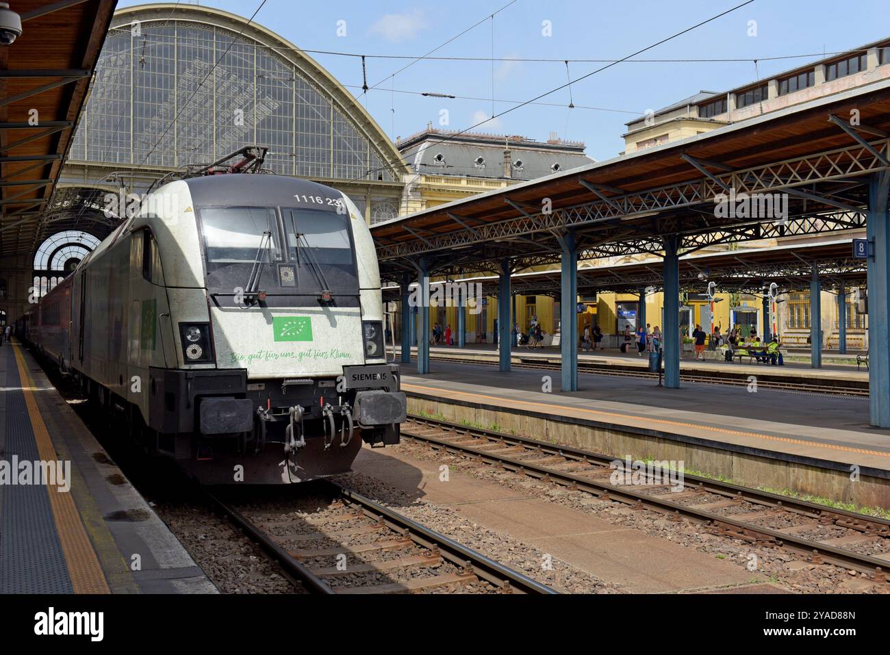 Siemens Eurosprinter Electric loco in funzione con Austrian Railways OBB, presso la stazione ferroviaria Keleti, Budapest, giugno 2024 Foto Stock