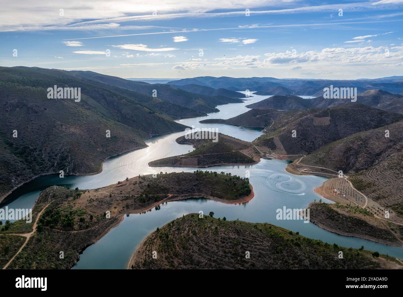 Incredibile paesaggio astratto del lago Sabor, Tras os Montes Portugal. Vista dai droni, vista aerea del Serpente do Medal, fiume Sabor, attrazione turistica e Foto Stock