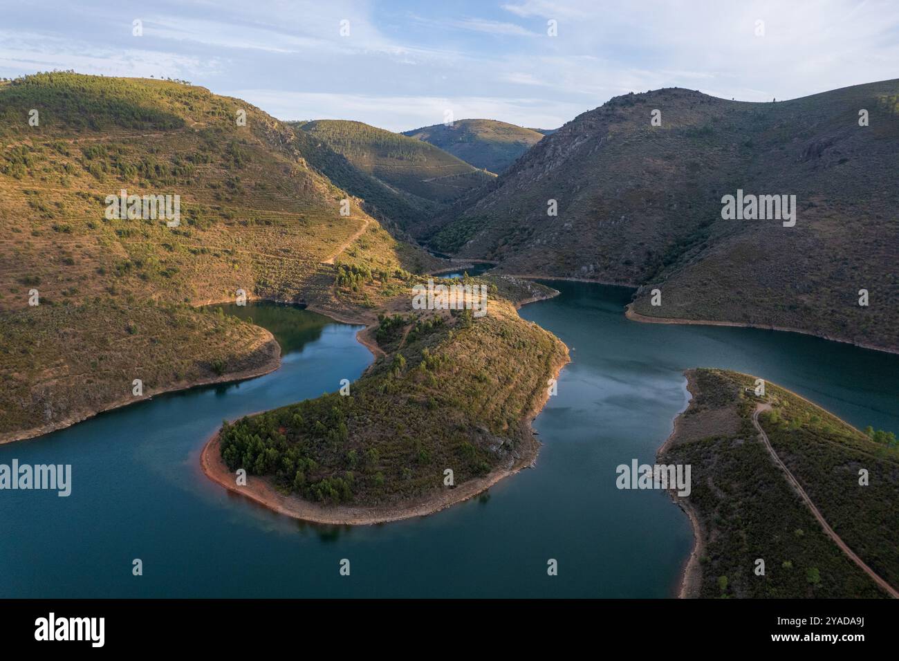 Portogallo. Visione droni, vista aerea di Serpente do Medal, fiume Sabor, attrazione turistica e destinazione di viaggio nel nord del Portogallo. Foto Stock