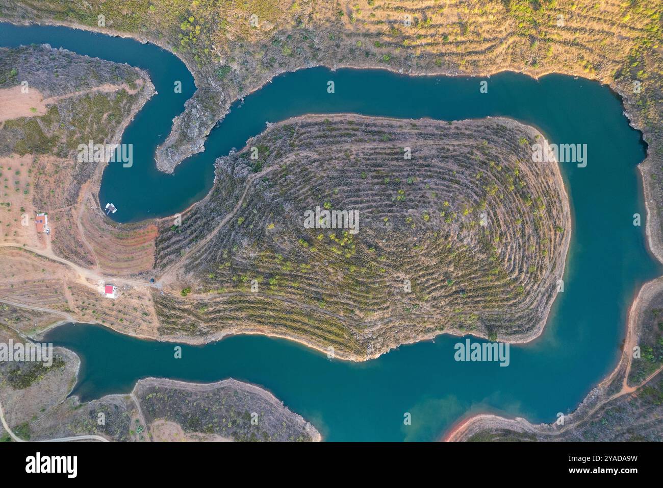Incredibile paesaggio astratto del lago Sabor, Tras os Montes Portugal. Vista dai droni, vista aerea del Serpente do Medal, fiume Sabor, attrazione turistica e Foto Stock