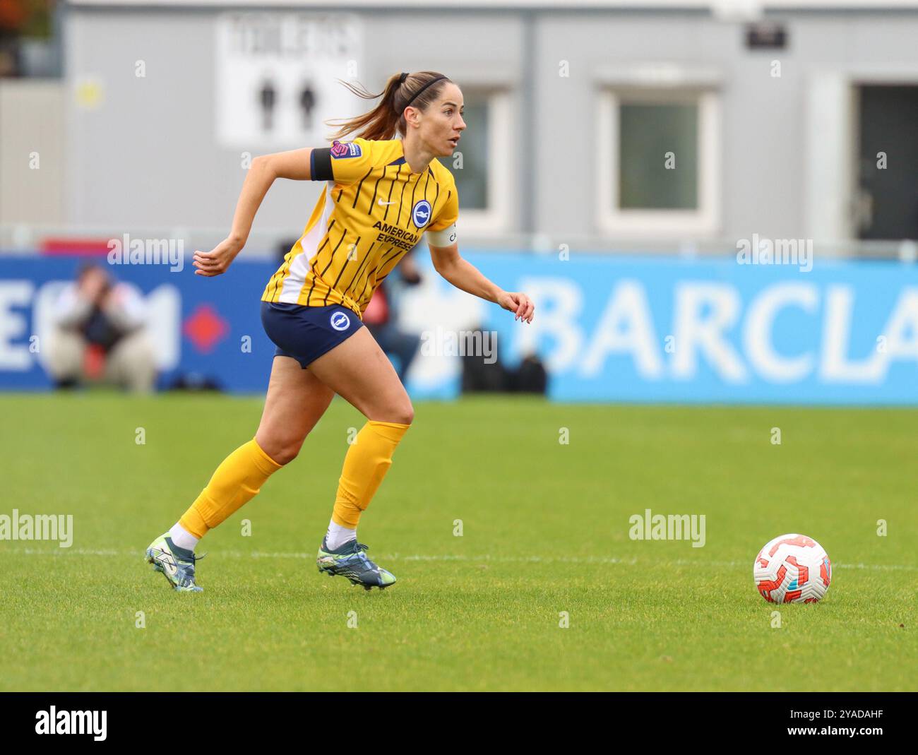 VBS Community Stadium, Sutton, Londra, Regno Unito. 13 ottobre 2024. Vicky Losada (6 Brighton) cerca spazio durante il Barclays Women's Super League match tra Crystal Palace e Brighton e Hove Albion domenica 13 ottobre 2024 al VBS Community Stadium di Sutton, Londra, Inghilterra. (Claire Jeffrey/SPP) credito: SPP Sport Press Photo. /Alamy Live News Foto Stock