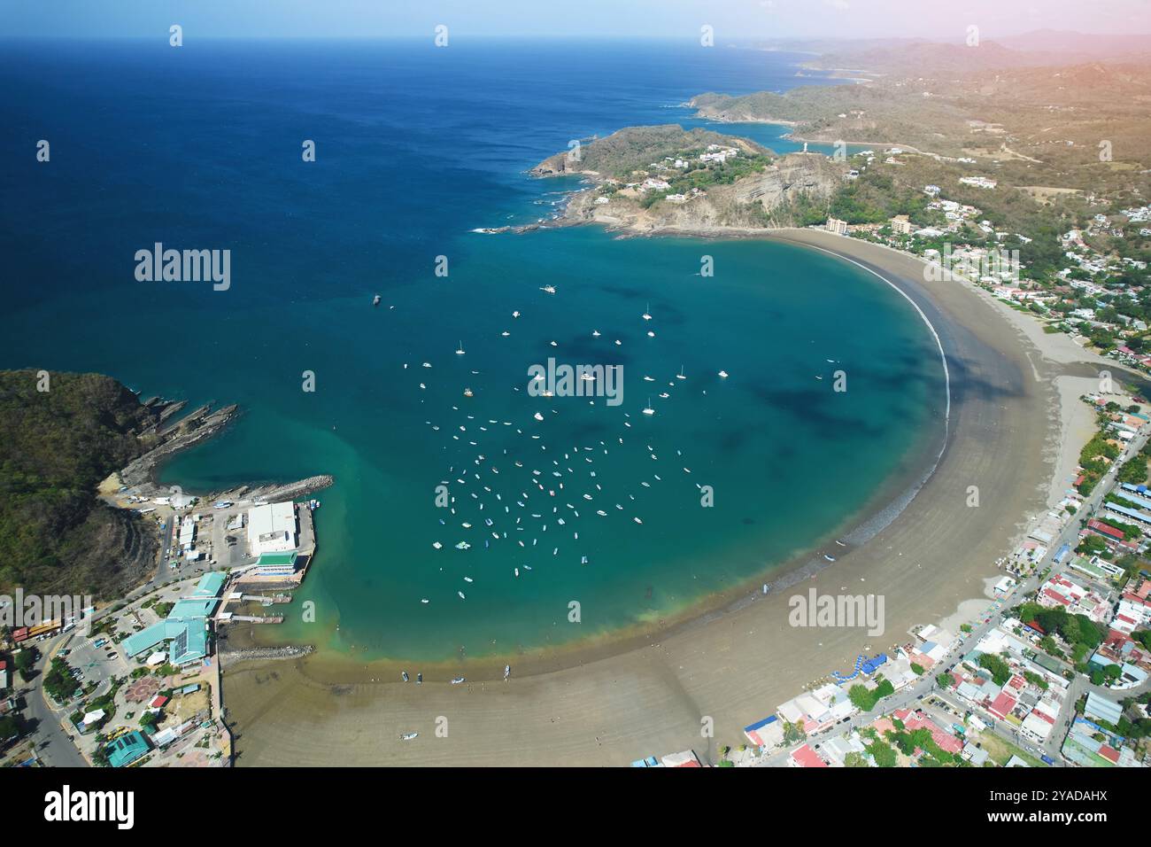 Spiaggia sabbiosa a San Juan del Sur con vista aerea di droni di sole Foto Stock