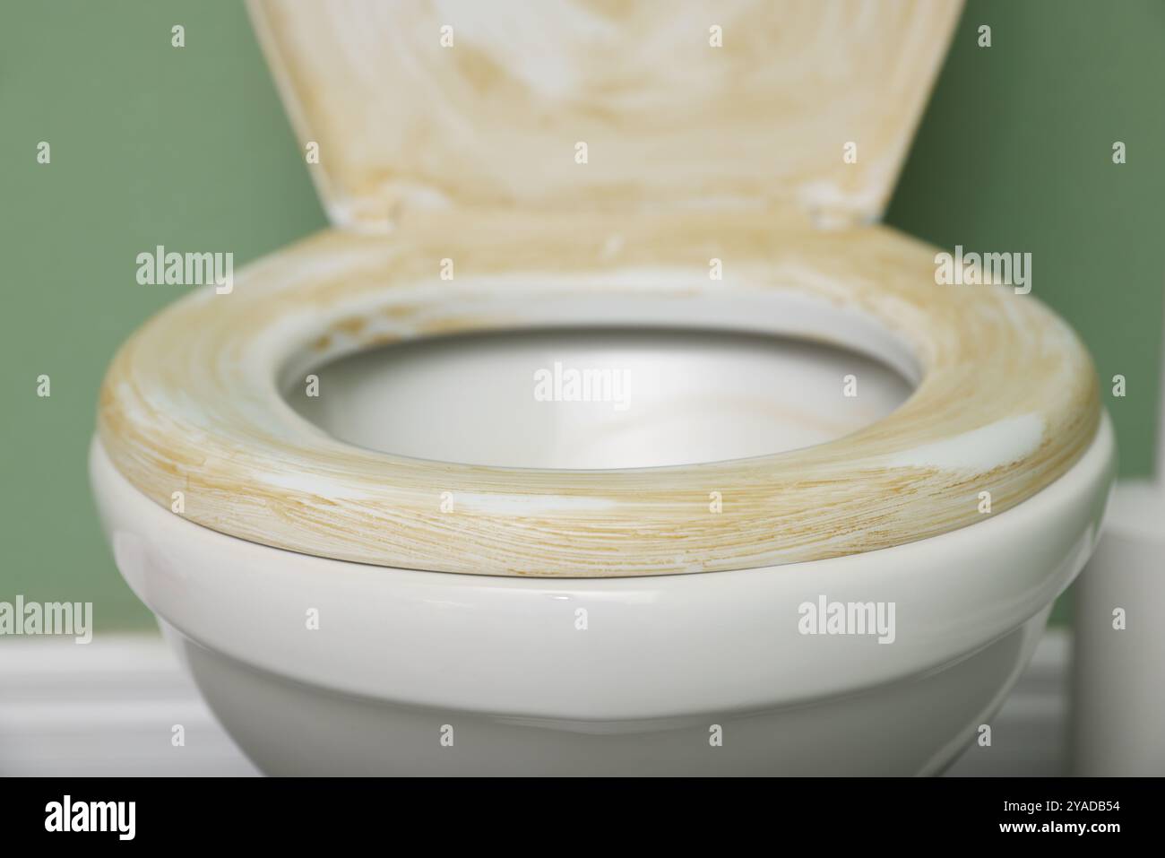 WC con sedile sporco in bagno pubblico, primo piano Foto Stock