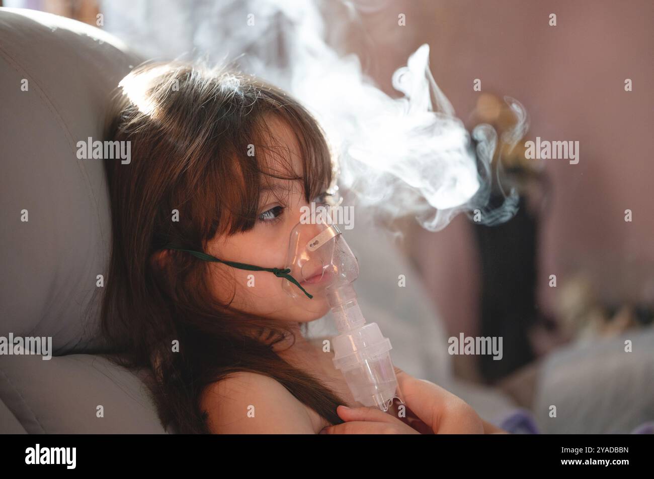 Ritratto di ragazza di usare il nebulizzatore per trattare la malattia influenzale Foto Stock