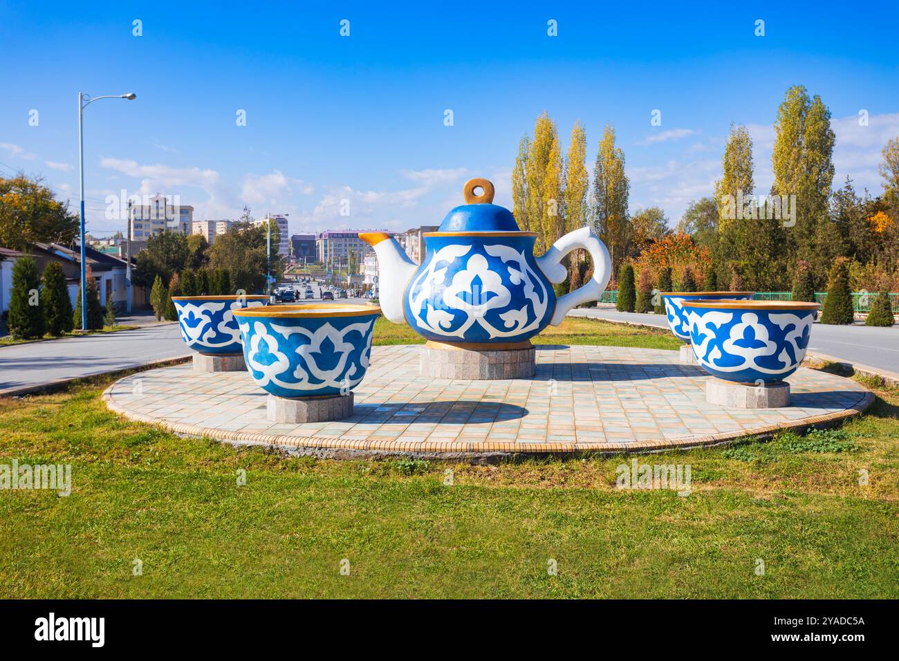 Penjikent, Tagikistan - 26 ottobre 2022: Teiera e tazza monumento nel Penjikent. Penjikent o Panjakent è una città della provincia di Sughd del Tagikismo Foto Stock