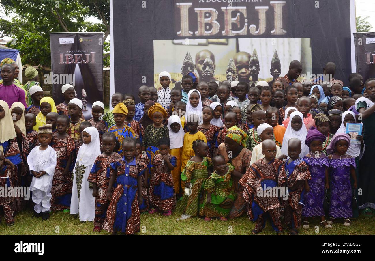 I gemelli posano per una fotografia durante l'edizione 2024 dell'annuale World Twins Festival a Igbo-ora, nello stato di Oyo, Nigeria, il 12 ottobre 2024. (Foto di Adekunle Ajayi)0 Foto Stock