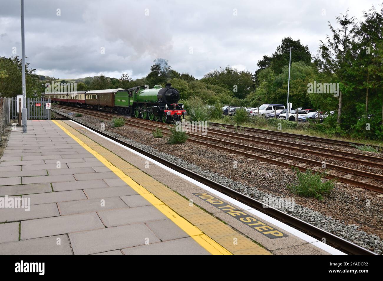 LNER Thompson Classe B1 No 61306 Mayflower passando per Totnes, South Devon, con il tour ferroviario Golden Hind a Plymouth. Foto Stock