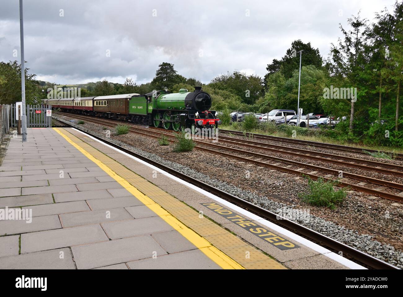 LNER Thompson Classe B1 No 61306 Mayflower passando per Totnes, South Devon, con il tour ferroviario Golden Hind a Plymouth. Foto Stock