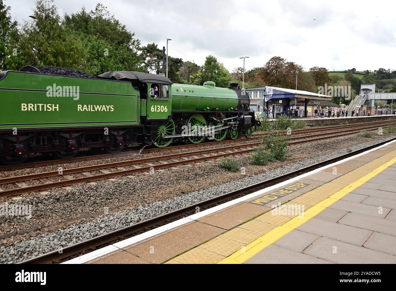 LNER Thompson Classe B1 No 61306 Mayflower attira una folla mentre passa per Totnes, nel South Devon, con il tour ferroviario Golden Hind a Plymouth. Foto Stock