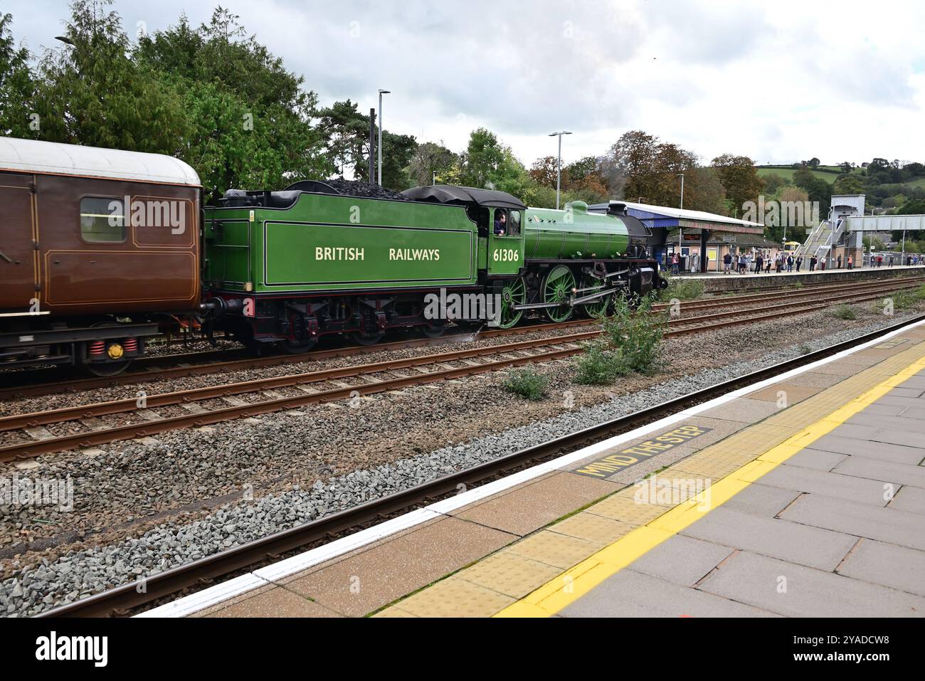 LNER Thompson Classe B1 No 61306 Mayflower attira una folla mentre passa per Totnes, nel South Devon, con il tour ferroviario Golden Hind a Plymouth. Foto Stock