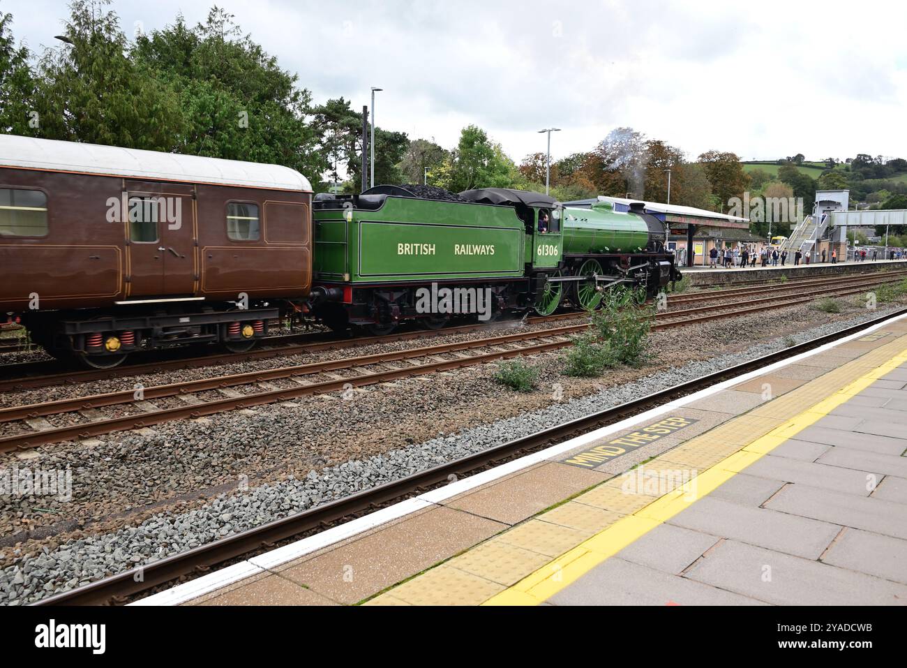 LNER Thompson Classe B1 No 61306 Mayflower attira una folla mentre passa per Totnes, nel South Devon, con il tour ferroviario Golden Hind a Plymouth. Foto Stock